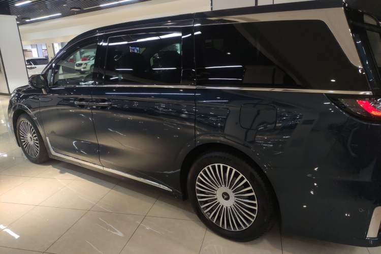 Used VOYAH Dream 2025 PHEV Four-Wheel-Drive Flagship Kunpeng Edition Left Side