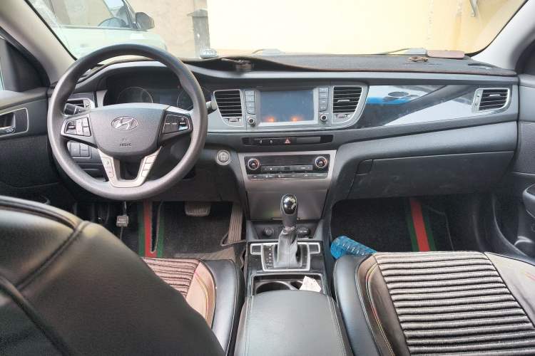 Used Hyundai Mistra 2016 1.8L Automatic Smart GLS Center Console