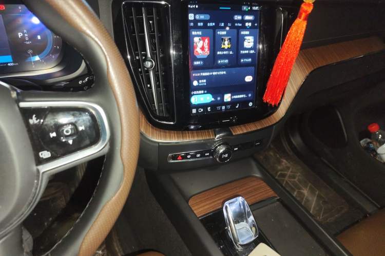 Used Volvo XC60 2024 B5 4x4 Smart Luxury Edition Audio And AC Panel