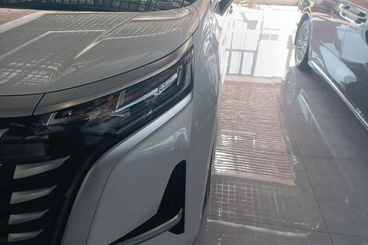 Used Denza D9 2022 DM-i 970 Four-Wheel Drive Flagship Model Left Front Headlight