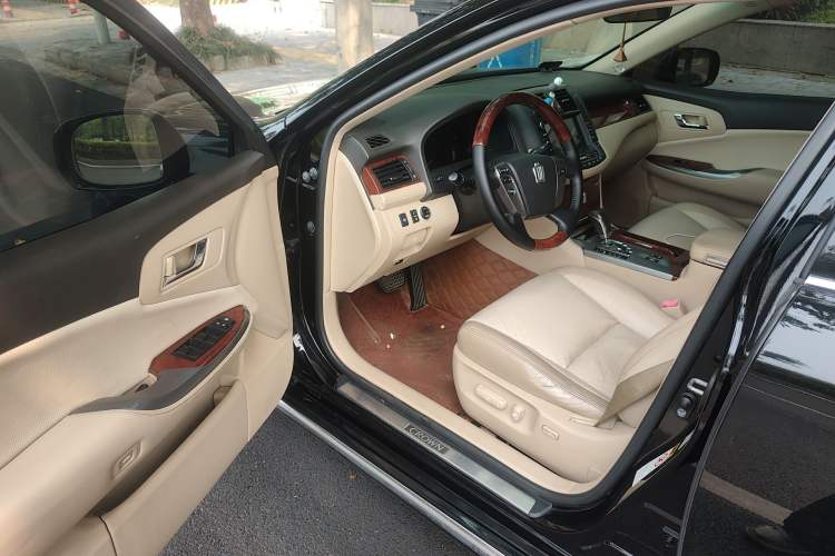 Used Toyota Crown 2012 2.5L Royal Leather Edition
