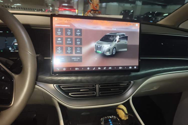 Used Denza D9 2022 DM-i 1040 Prestige Model
