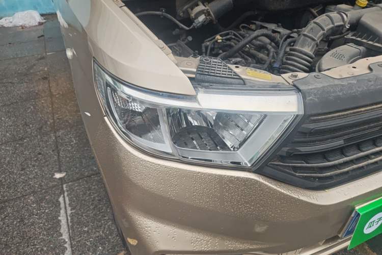 Used Wuling Hongguang V 2019 1.5L Standard Version China VI LAR Right Front Headlight