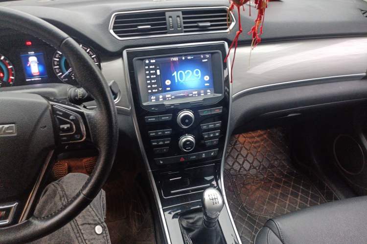 Used Haval H2 2017 Red-Label 1.5T Manual Two-Wheel Drive Luxury Model Audio And AC Panel