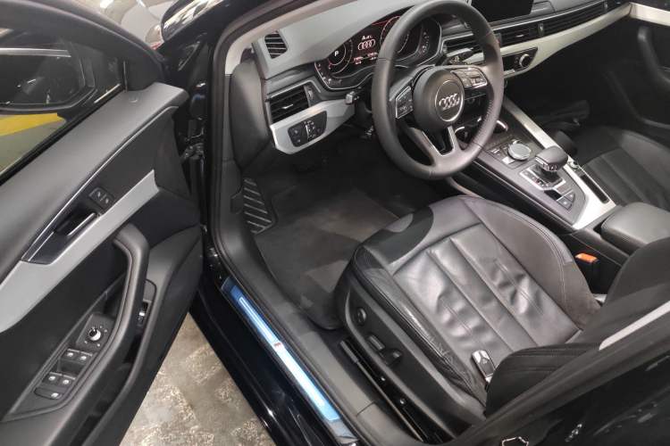 Used Audi A4L 2019 40 TFSI Fashion Edition China VI Emission Standard Driver Seat