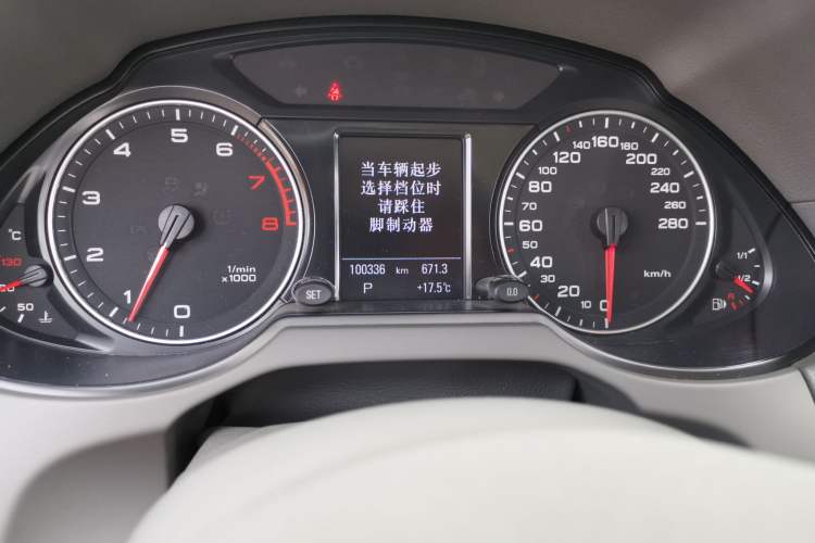 Used Audi Q5 2010 2.0TFSI Off-Road Version Odometer Close Up