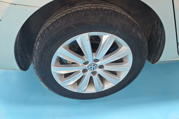 Used Volkswagen Bora 2016 1.6L Automatic Comfort Model Right Rear Wheel Hub