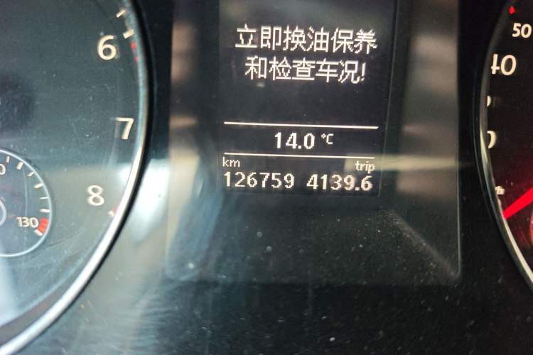 Used Volkswagen Magotan 2015 1.8TSI Luxury Model Odometer Close Up