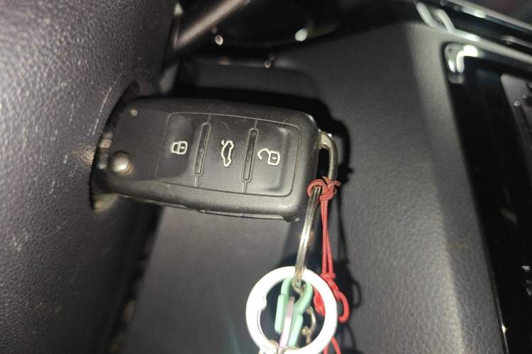 Used Volkswagen Sagitar 2015 1.6L Automatic Fashion Model
