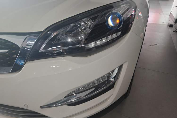 Used Zotye Domy X5 2017 Upgraded Model 1.5T Manual Luxury Version Left Front Headlight