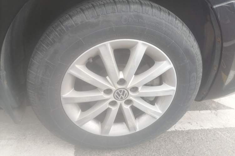 Used Volkswagen Bora 2012 1.6L Manual Comfort Model Right Front Wheel Hub