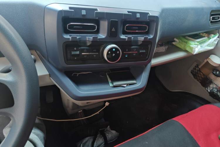 Used SRM New Energy E3 2025 Fudi 310KM Practical Passenger Vehicle Audio And AC Panel