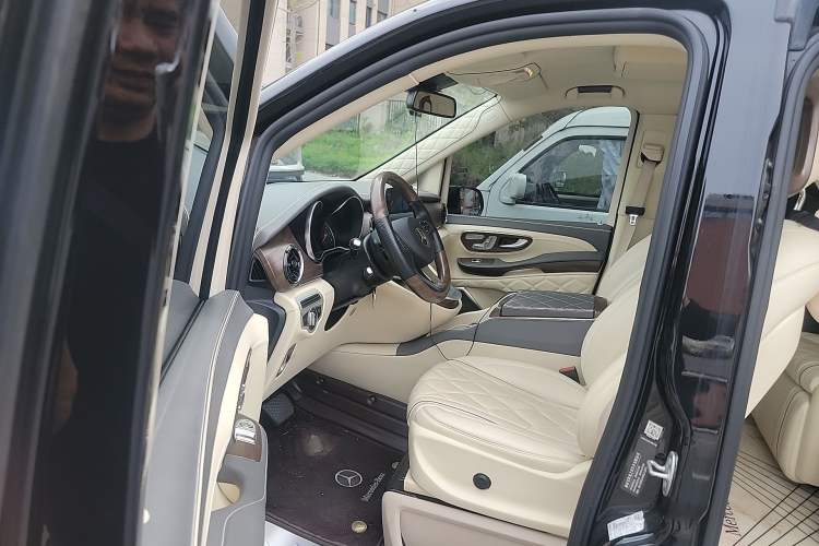 Used Mercedes-Benz V-Class 2020 V 260 Avantgarde Edition Driver Seat