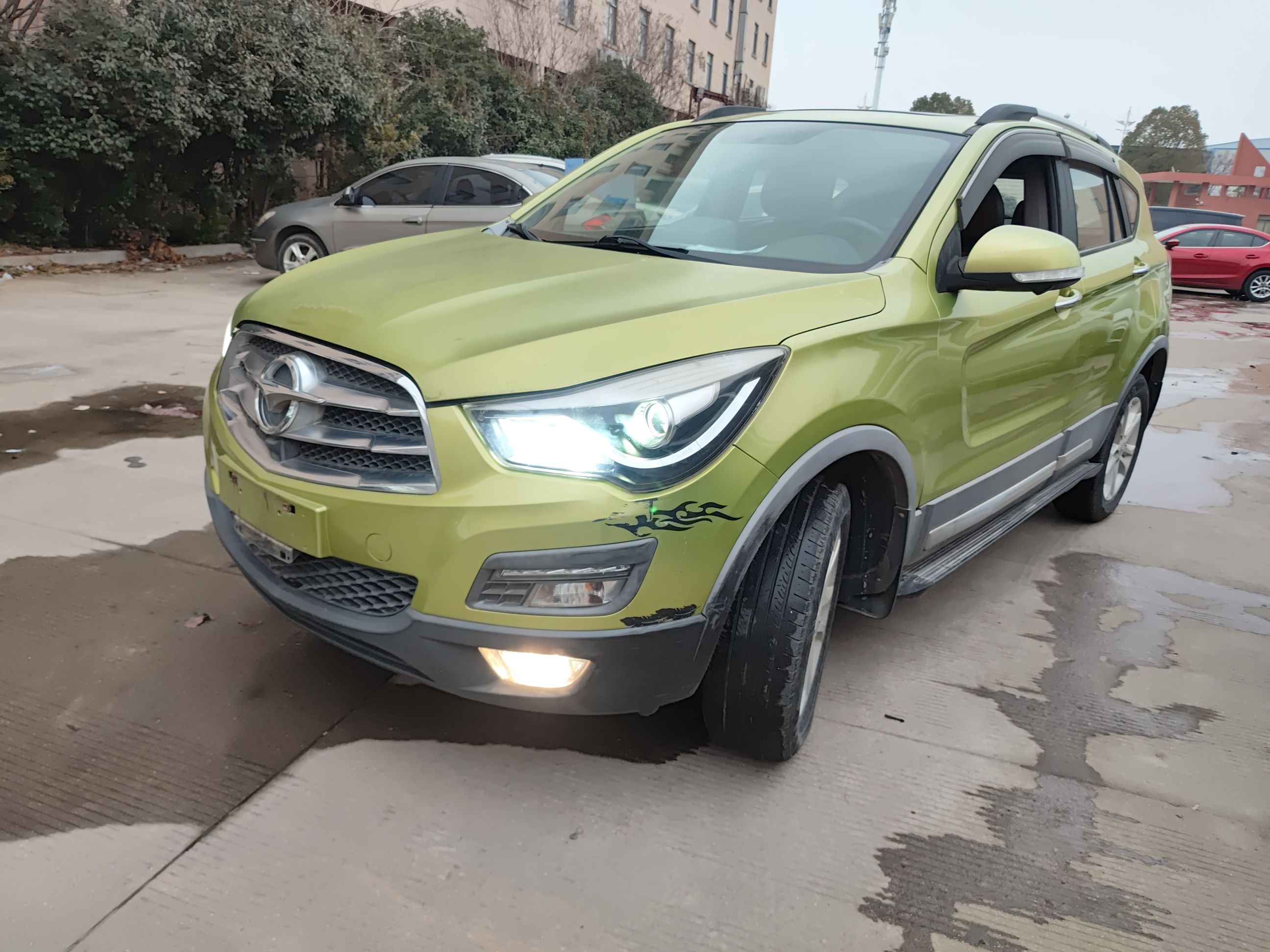 Под передней частью автомобиля