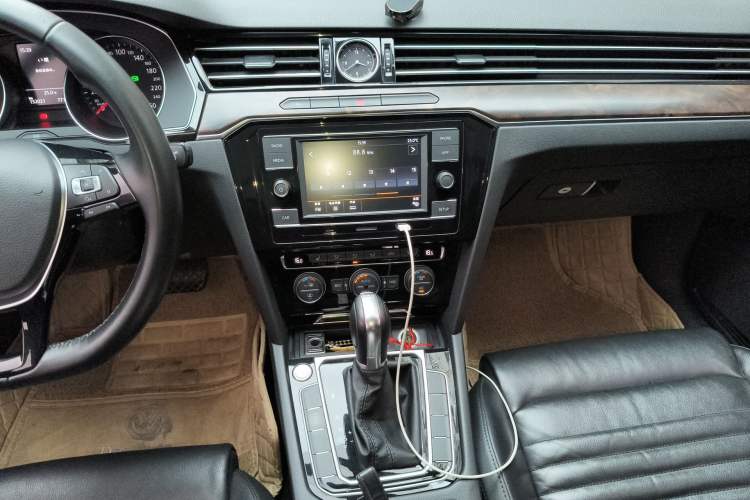 Used Volkswagen Magotan 2018 Facelift 330TSI DSG Luxury Model Audio And AC Panel