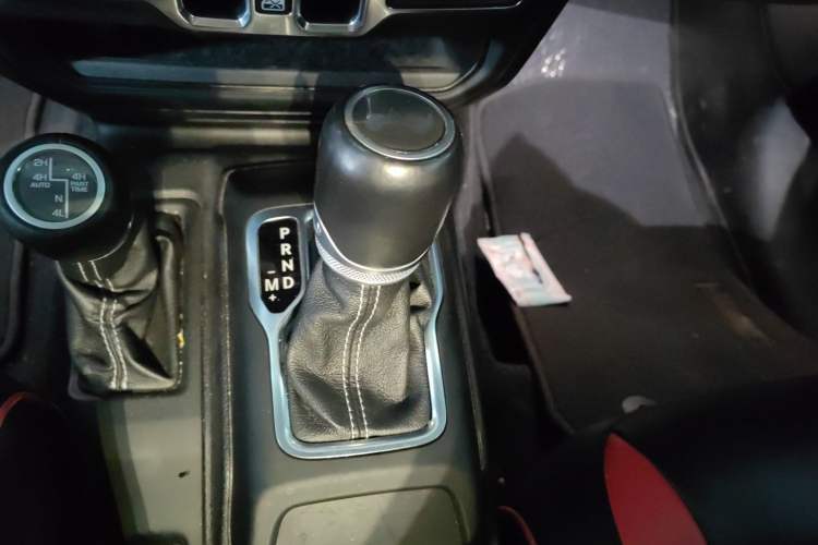 Used Jeep Wrangler 2019 2.0T Sahara Four-Door Version China VI Emission Standard Gear Lever