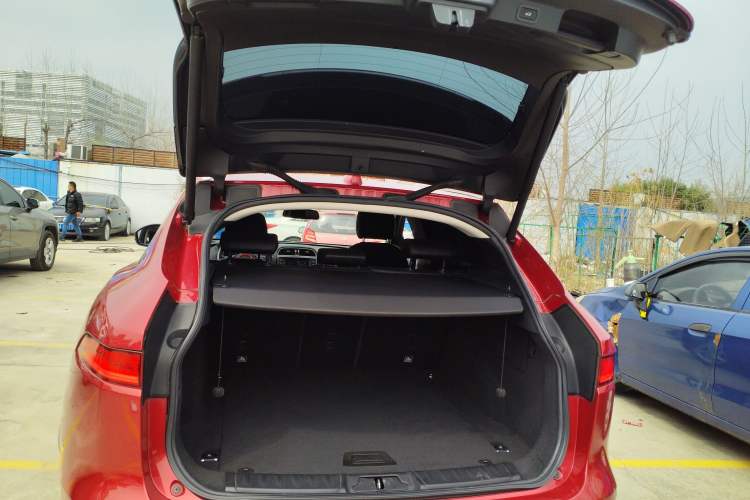 Used Jaguar F-PACE 2016 2.0T Two-Wheel Drive Urban Luxury Edition
