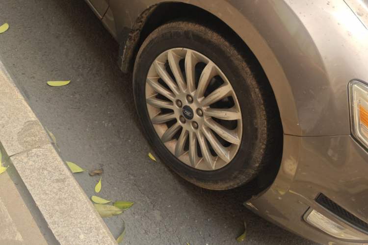 Used Ford Mondeo 2011 2.0L GTDi 200 Luxury Edition Right Front Wheel Hub