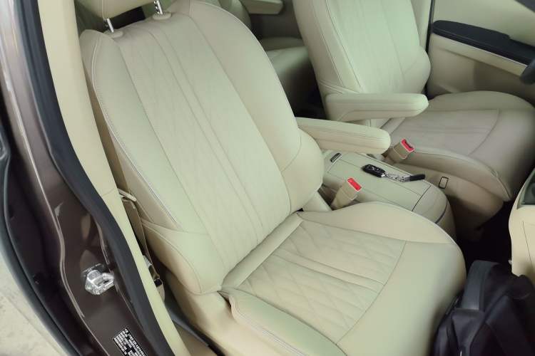 Used Buick GL8 2023 Facelifted Land Cruiser Executive Luxury Version
