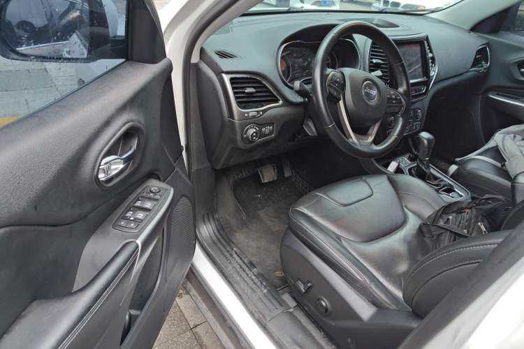 Used Jeep Cherokee 2019 2.0T Two-Wheel Drive Smart Enjoyment Version China V Driver Seat