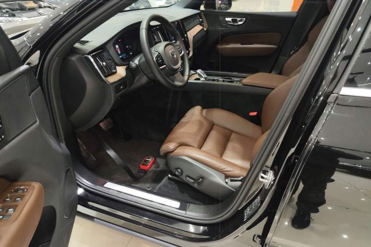 Used Volvo XC60 2024 B5 4x4 Smart Luxury Edition Left Front Seat