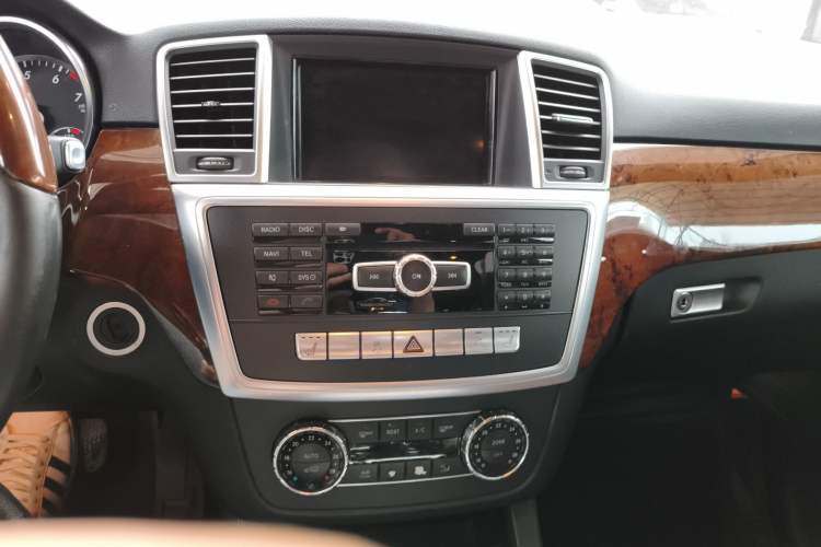 Used Mercedes-Benz M-Class 2012 ML 350 Luxury Edition Audio And AC Panel