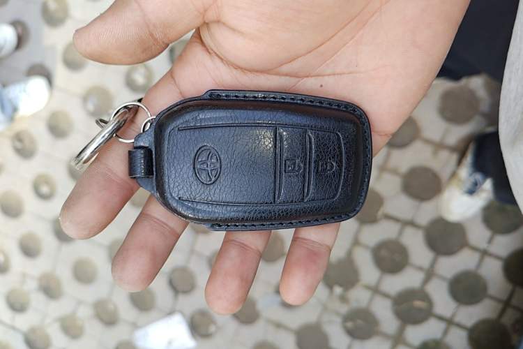 Used Toyota Highlander 2018 2.0T Four-Wheel Drive Luxury Version 7 Seats China VI Standard Vehicle Key