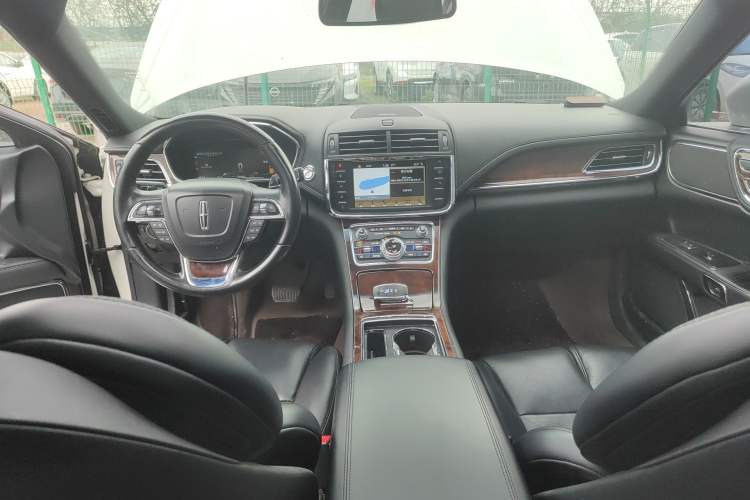 Used Lincoln Continental 2018 2.0T Two-Wheel Drive Luxury Edition Center Console