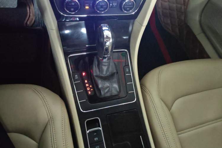 Used Volkswagen Passat 2014 1.8TSI DSG Prestige Edition Gear Lever