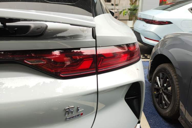 Used BYD Song L EV 2025 Intelligent Driving Version 662 km LiDAR Excellence Edition
