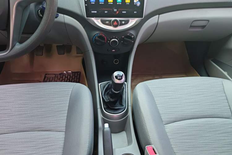 Used Hyundai Verna (older generation) 2014 1.4L Manual Smart GLS Trim Gear Lever