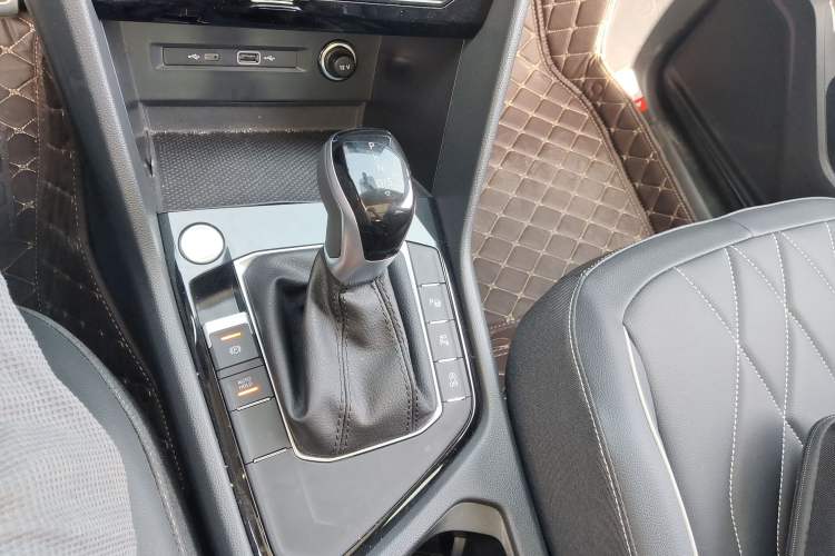 Used Volkswagen Tiguan L 2024 Outstanding Model 330TSI Automatic Two-Wheel Drive R-Line Dragon Glory Edition
