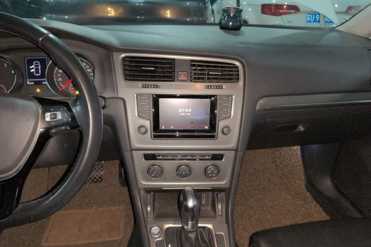 Used Volkswagen Golf 2014 1.4TSI Automatic Luxury Model Audio And AC Panel