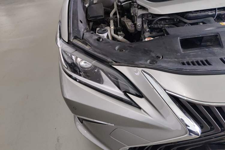 Used Lexus ES  Right Front Headlight