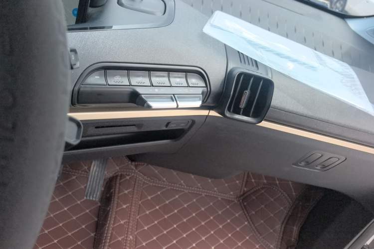 Used Baojun KiWi EV 2022 Artist Lite Edition Ternary Lithium Audio And AC Panel