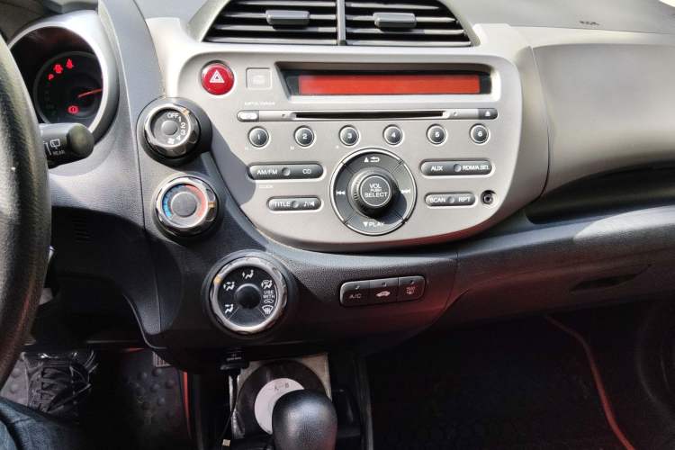 Used Honda Fit 2011 1.5L Automatic Luxury Edition Audio And AC Panel