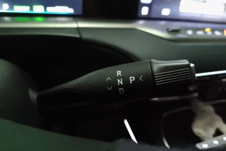 Used VOYAH FREE 2023 Four-Wheel Drive Extended-Range Model with Ultra-Long Range Gear Lever