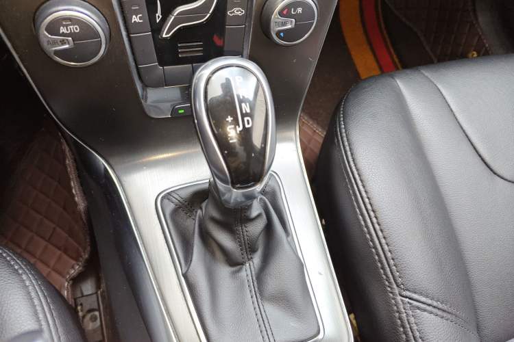 Used Volvo V40 2013 2.0T Zhiyi Edition Gear Lever