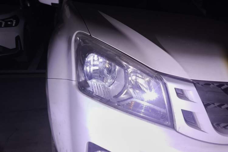 Used Isuzu JLM 2018 2.8T Classic Edition Two-Wheel Drive Progressive Version JE493ZLQ5F Right Front Headlight