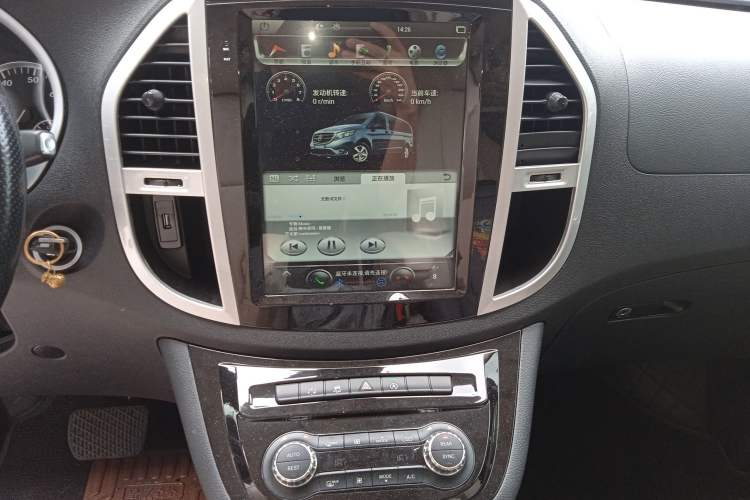 Used Mercedes-Benz Vito 2016 2.0T Elite Edition Audio And AC Panel