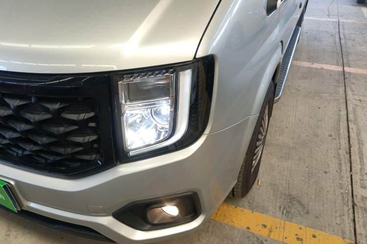 Used JMC Fushun 2023 2.0T Manual Short Wheelbase Low-Roof Commercial Multi-Purpose Passenger Vehicle 6 Seats with Lift-Up Tailgate
