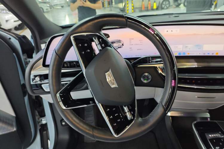 Used Cadillac LYRIQ 2022 Rear-Drive Long-Range Luxury Edition Steering Wheel