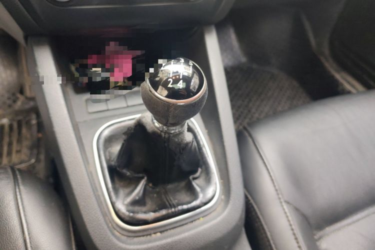 Used Volkswagen Sagitar 2012 1.6L Manual Comfort Model Gear Lever