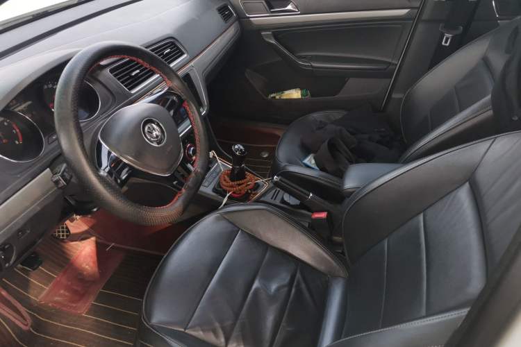 Used Volkswagen Lavida 2015 1.6L Manual Comfort Edition
