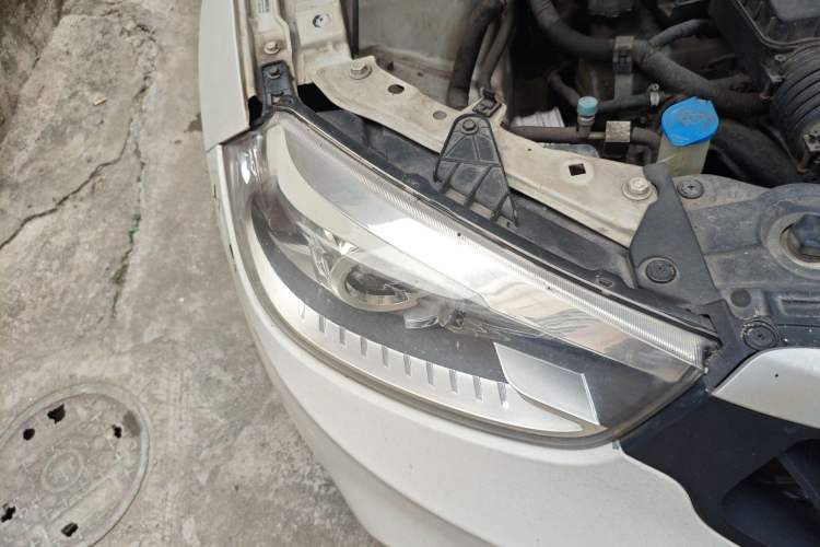 Used Brilliance V3 2016 1.5L Automatic Comfort Model Right Front Headlight