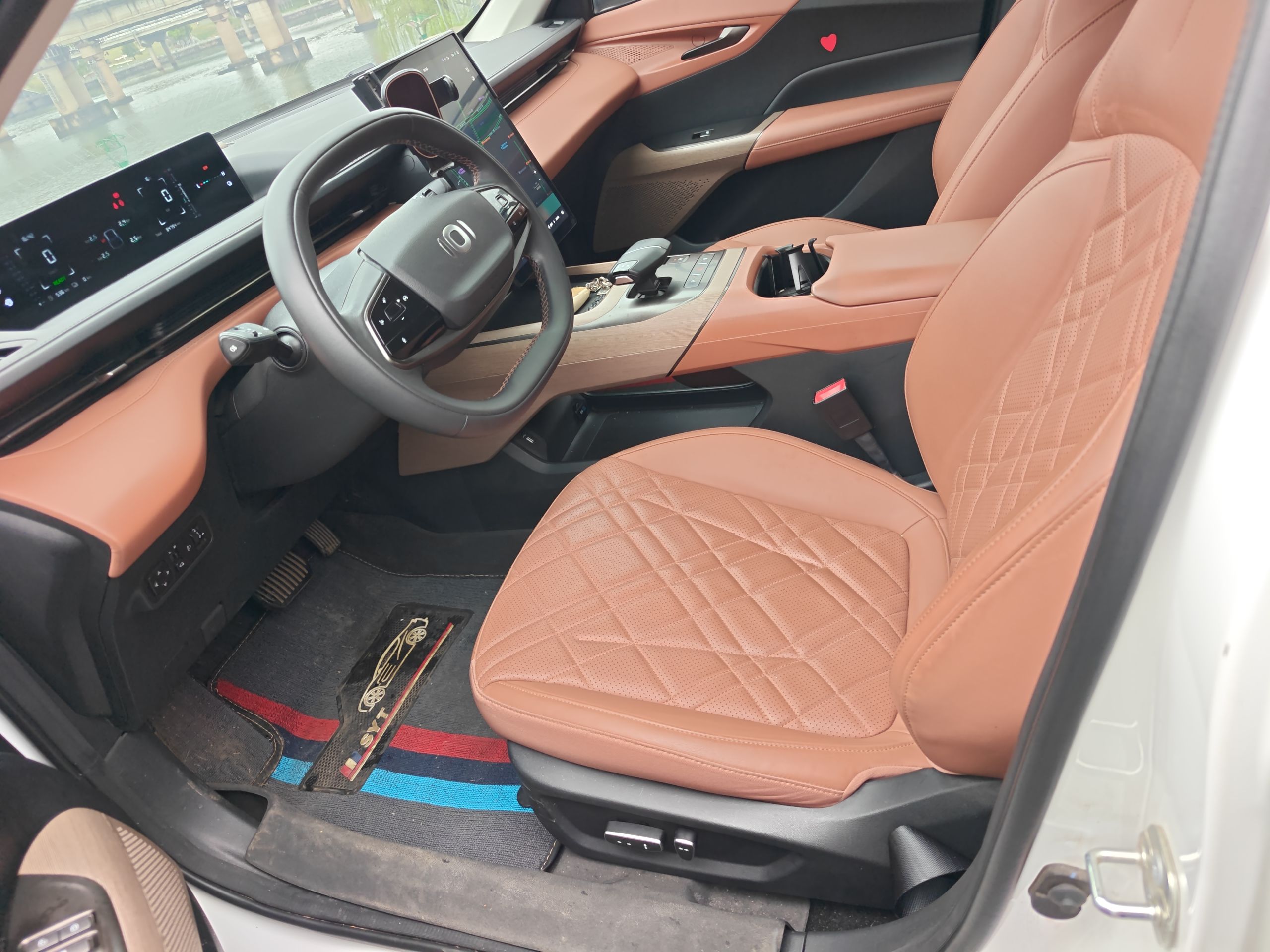 المقاعد الأمامية داخل السيارة