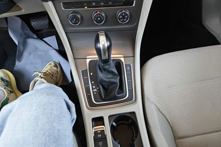 Used Volkswagen Golf 2014 1.4TSI Automatic Comfort Model Gear Lever