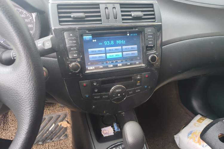 Used Nissan Tiida 2014 1.6L CVT Cool Cafe Edition Audio And AC Panel