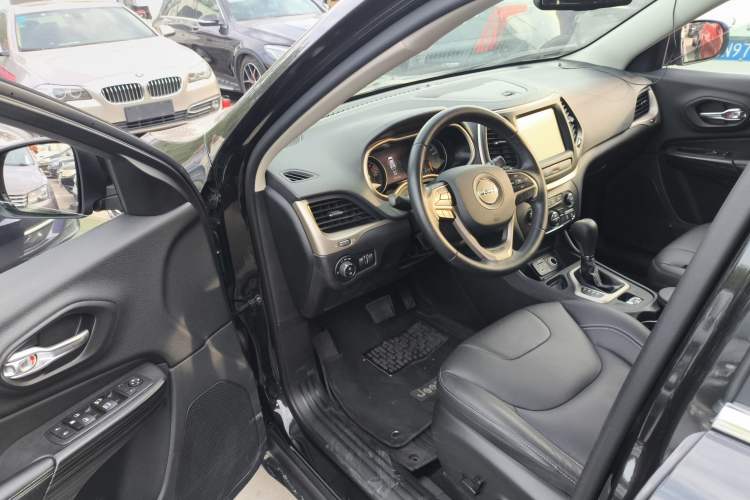 Used Jeep Cherokee 2017 2.0L Superior Edition