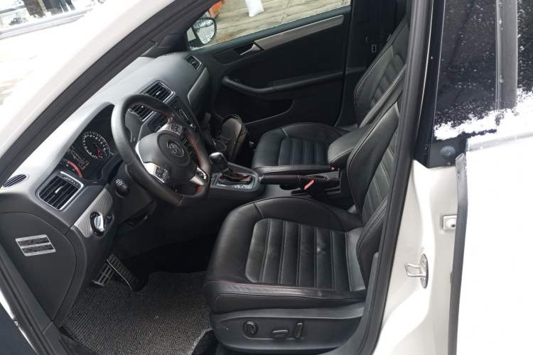 Used Volkswagen Sagitar 2013 2.0 TSI GLI Left Front Seat